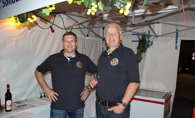 Bild: Markt beim Weinfest voll
