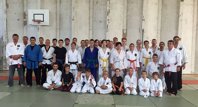 Bild: ...  Landesverband Th&uuml;ringen e.V. machte in Artern Station. Kampfsportler aus Nordhausen, Arnstadt, Erfurt, Leinefelde und Artern besuchten das Training...