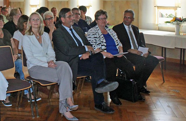Bild: Zeugnis&uuml;bergabe bei Bildungsverein