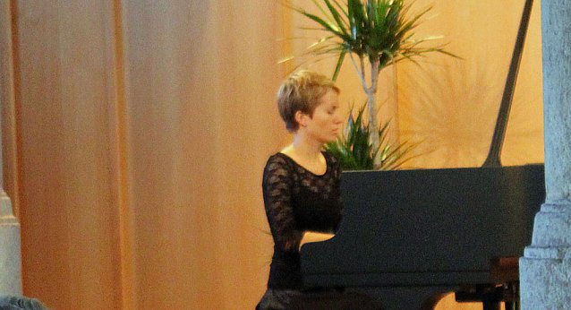 Bild: Pianistin bei "Noten mit Dip"