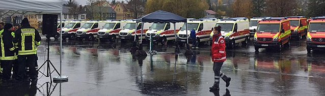 Bild: Rettungsfahrzeuge &uuml;bergeben