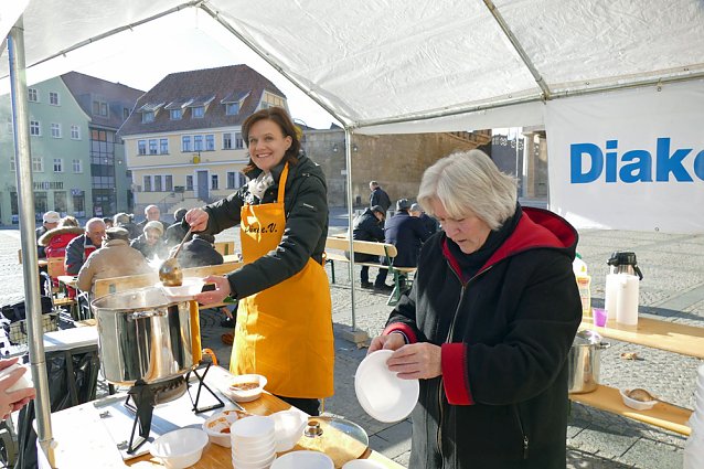Bild: Auch Landr&auml;tin Antje Hochwind schenkte kr&auml;ftig aus, ob an Politiker konnte kn nicht erfahren...