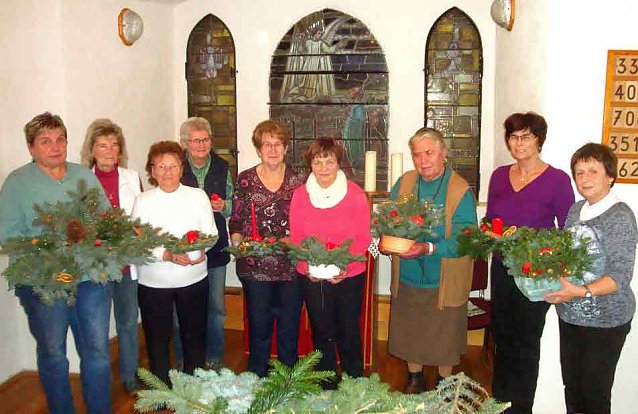 Bild: Basteln von Adventsgestecken
