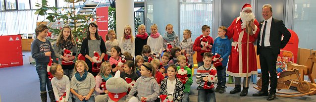 Bild: Weihnachtssingen in der Sparkasse