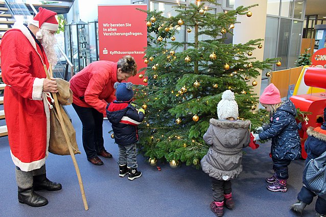 Bild: Weihnachtssingen in der Sparkasse