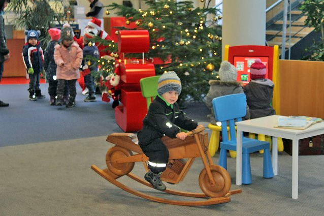 Bild: Weihnachtssingen in der Sparkasse