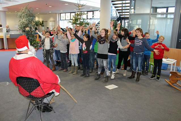 Bild: Weihnachtssingen in der Sparkasse