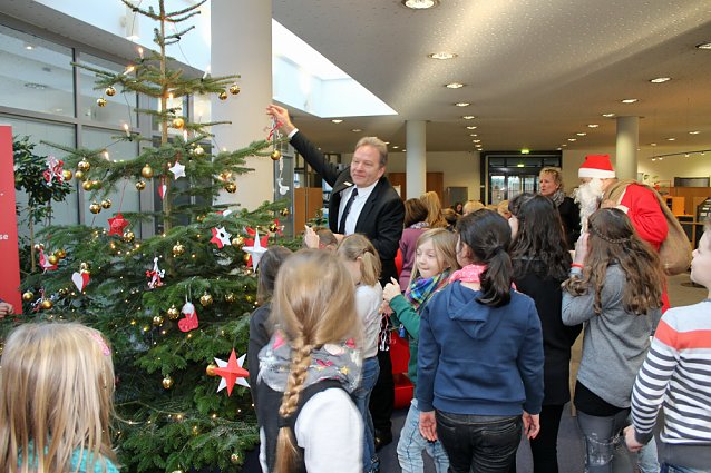 Bild: Weihnachtssingen in der Sparkasse