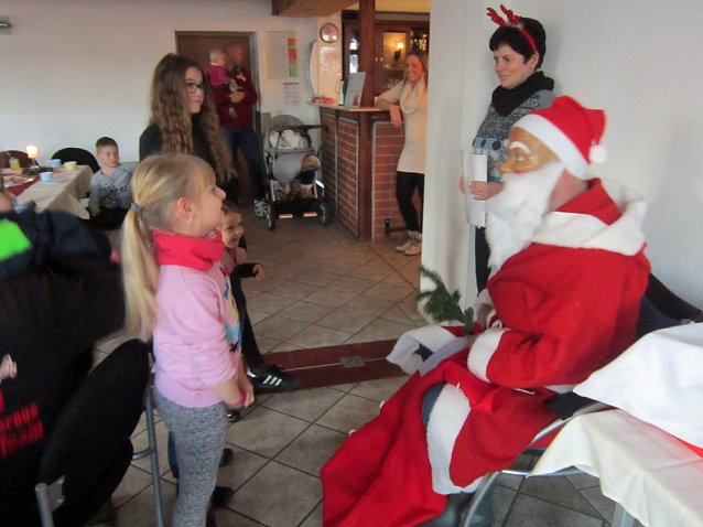 Bild: Weihnachtsfeier mit Spenden&uuml;bergabe