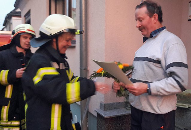 Bild: Ehrenvolle Entlassung aus aktiven Feuerwehrdienst