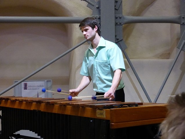 Bild: Stefan Landes als Solist im Konzert f&uuml;r Schlagzeug und Orchester