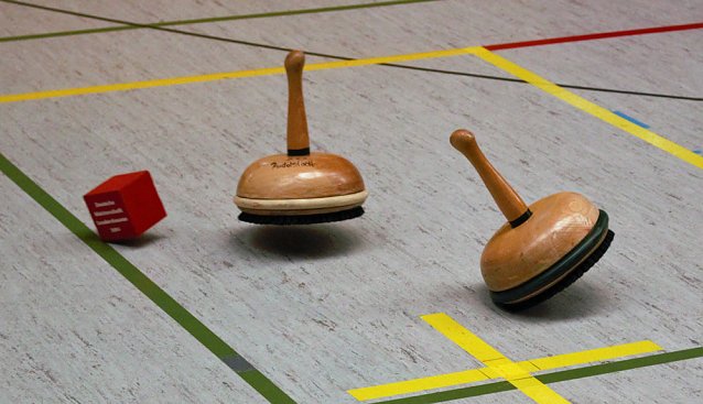 Bild: Eisstockschie&szlig;en in der Turnhalle
