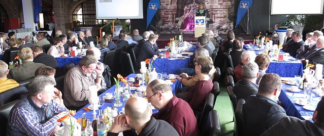 Bild: Landwirtschaftsfr&uuml;hst&uuml;ck im Burghof