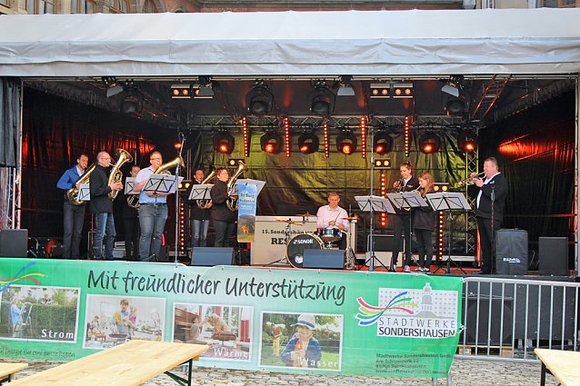 Bild: Mit Blasmusik ins Fest