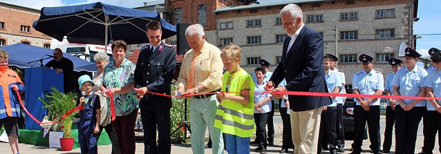 Bild: Feuerwehrger&auml;tehaus feierlich &uuml;bergeben