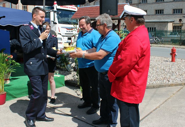 Bild: Feuerwehrger&auml;tehaus feierlich &uuml;bergeben