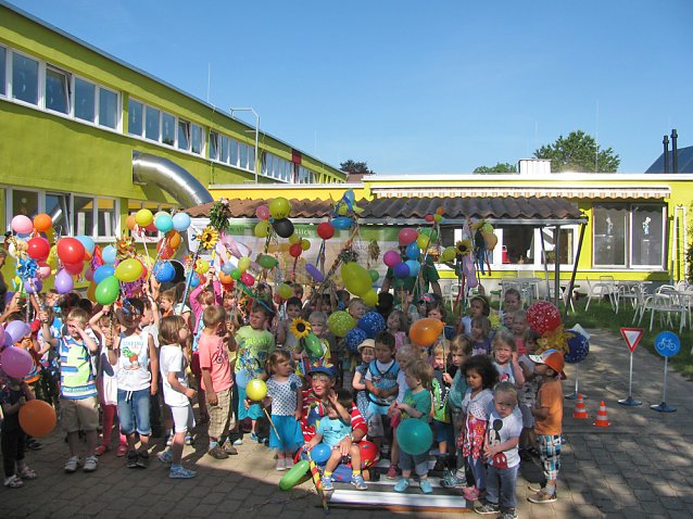 Bild: Verkehrssicherheitstag im Kita  G&auml;nsebl&uuml;mchen Ro&szlig;leben