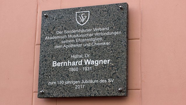 Bild: Ehrentafel f&uuml;r Bernhard Wagner enth&uuml;llt