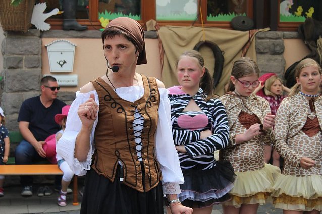 Bild: "Gro&szlig;e Schweinerei" vor der Kindervilla