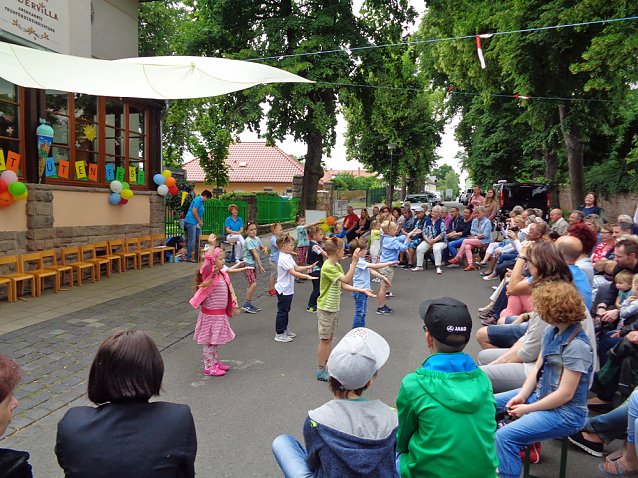 Bild: "Tr&auml;nen in der Kindervilla"