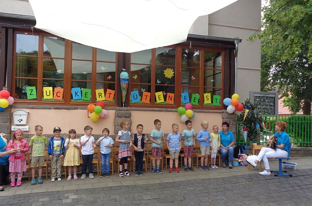 Bild: "Tr&auml;nen in der Kindervilla"