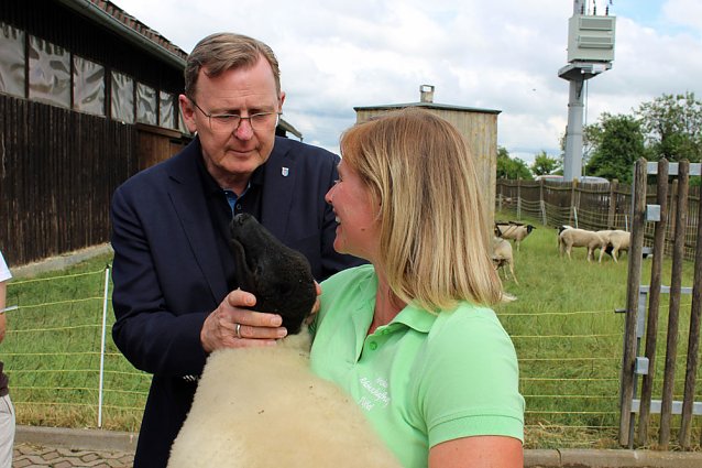 Bild:  Ministerpr&auml;sident wird Pate von Tieren