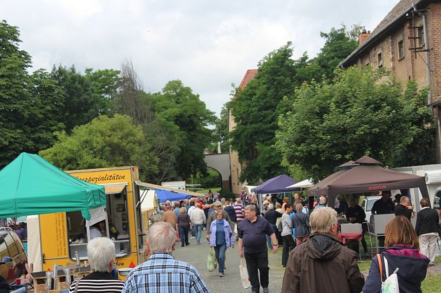 Bild:  Beim Kirschmarkt in Braunsroda