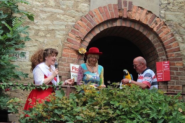 Bild:  Beim Kirschmarkt in Braunsroda