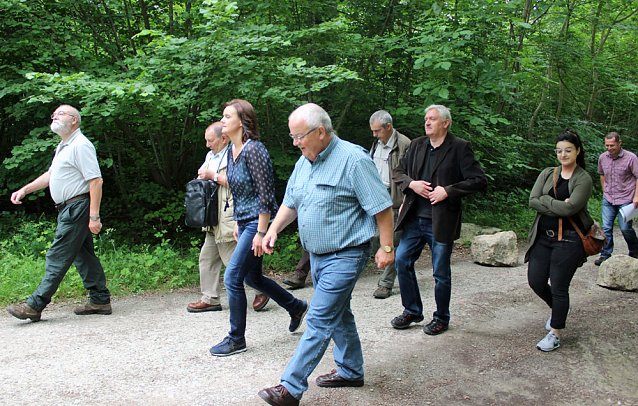 Bild: Waldbegehung am Possen im unterschiedlicher Resonanz