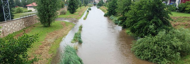 Bild: Dauerregen besch&auml;ftigt Feuerwehren