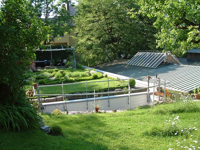 Bild: Schallschutz auf nat&uuml;rliche Art: Auf dieser Werkhalle entstand eine ganze Gartenlandschaft.