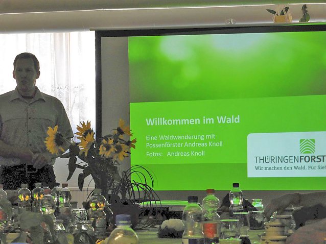 Bild: Revierf&ouml;rster mit bildlicher Wanderung