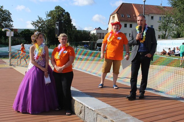 Bild: Schwimmbadfest er&ouml;ffnet