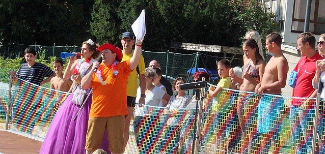 Bild: Schwimmbadfest er&ouml;ffnet