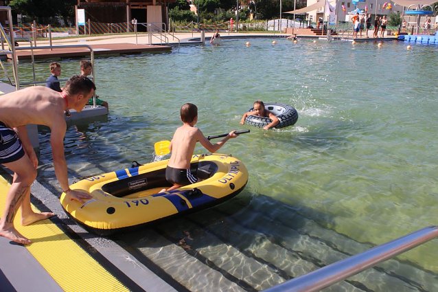 Bild: Schwimmbadfest er&ouml;ffnet