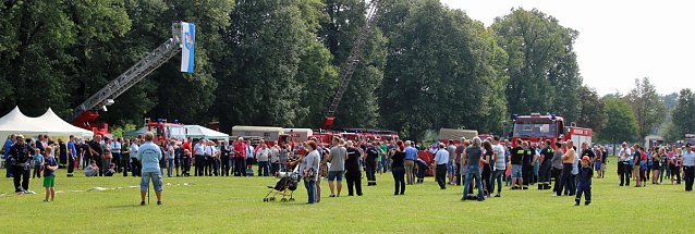Bild:  Vereine feiern mit den Kameraden der FFW