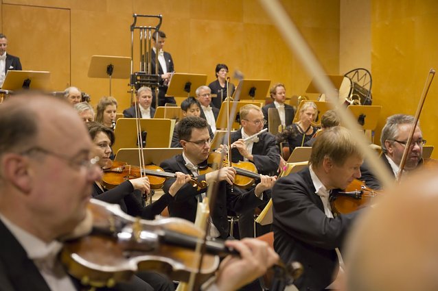 Bild: Es ist wieder soweit! Am 9. und 10. September startet das Loh-Orchester mit seinem Generalmusikdirektor Michael Helmrath in die Saison der Sinfoniekonzerte.