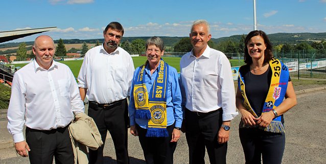 Bild: Ministerin am Sportzentrum G&ouml;ldner
