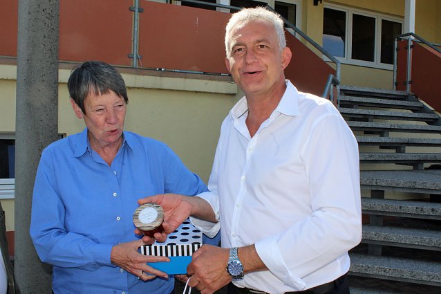 Bild: Ministerin am Sportzentrum G&ouml;ldner