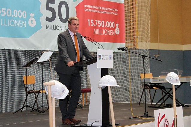 Bild: Feierlicher Spatenstich