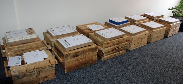Bild: Informations- und Lernmaterial &uuml;bergeben
