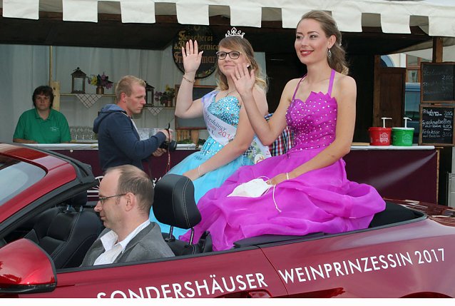 Bild: Weinprinzessin Shantel I. gekr&ouml;nt
