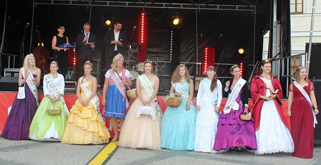 Bild: Weinprinzessin Shantel I. gekr&ouml;nt