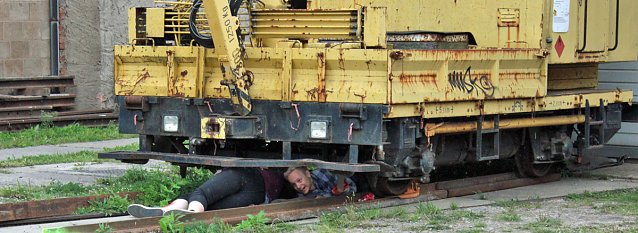 Bild: Am Gel&auml;nde des Eisenbahnvereines in der Erfurter Stra&szlig;e / Am Petersenschacht fand am sp&auml;ten Nachmittag eine Rettungsgro&szlig;&uuml;bung statt (<b>Update</b>)...  Die diesj&auml;hrigen Gro&szlig;&uuml;bung fand in der N&auml;he des Hauptbahnhofs in Sondershausen statt. Alle drei Jahr steht so eine Gro&szlig;&uuml;bung auf dem Plan. Waren es beim beim letzten Mal 30 Verletzte in einem Eisenbahnwaggon, waren dieses dieses Mal "nur" acht verl