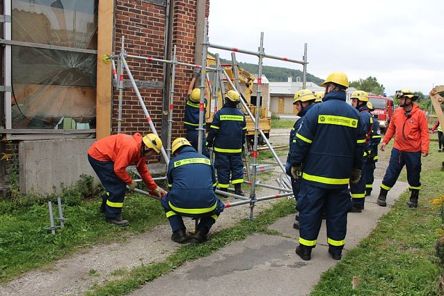 Bild: Am Gel&auml;nde des Eisenbahnvereines in der Erfurter Stra&szlig;e / Am Petersenschacht fand am sp&auml;ten Nachmittag eine Rettungsgro&szlig;&uuml;bung statt (<b>Update</b>)...  Die diesj&auml;hrigen Gro&szlig;&uuml;bung fand in der N&auml;he des Hauptbahnhofs in Sondershausen statt. Alle drei Jahr steht so eine Gro&szlig;&uuml;bung auf dem Plan. Waren es beim beim letzten Mal 30 Verletzte in einem Eisenbahnwaggon, waren dieses dieses Mal "nur" acht verl