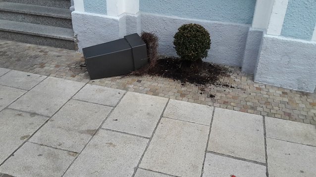 Bild:  Und diesen Blumenk&uuml;bel vor der Stadtapotheke Sondershausen hat bestimmt nicht der Wind umgeworfen.