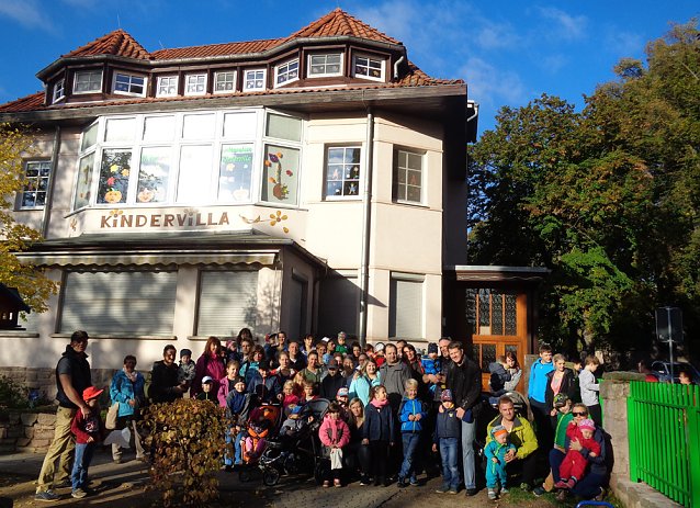 Bild: Die Kindervilla wandert im goldenen Oktober