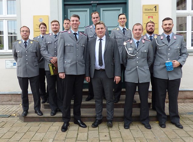 Bild: Soldaten sammeln f&uuml;r die Kriegsgr&auml;berf&uuml;rsorge