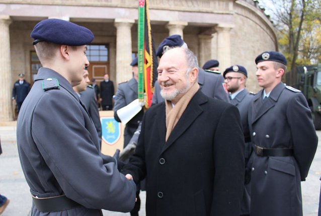 Bild: Soldatinnen und Soldaten vereidigt