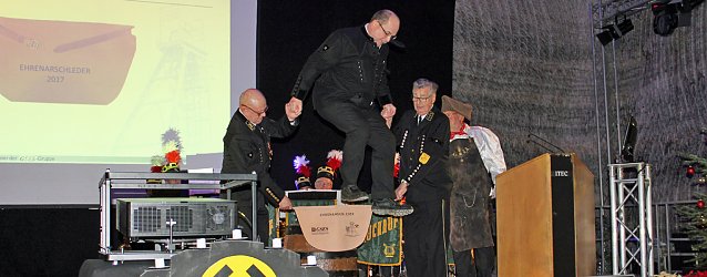 Bild: Ehrenarschleder zwei Mal verliehen.